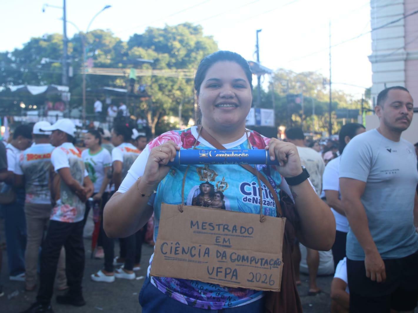 Maíra Bastos, promesseira de 25 anos, agradece por formatura na faculdade e aprovação no mestrado